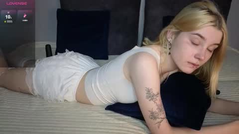 Snapshot of lollyy_flyy chatting on November 22, 8:52 pm Eva online show from November 22, 8:52 pm