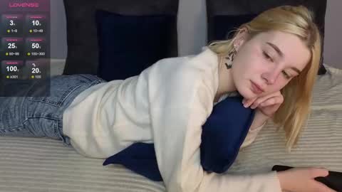 Snapshot of lollyy_flyy chatting on November 26, 7:26 pm Eva online show from November 26, 7:26 pm