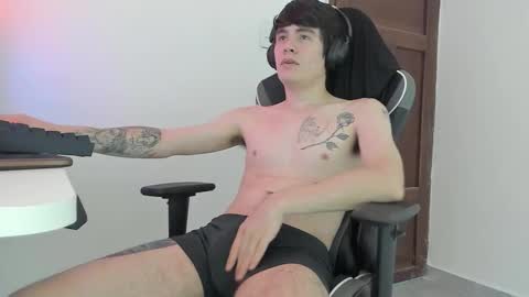 Snapshot of lonelyhotboy0 chatting on October 14, 3:46 pm Kevin online show from October 14, 3:46 pm