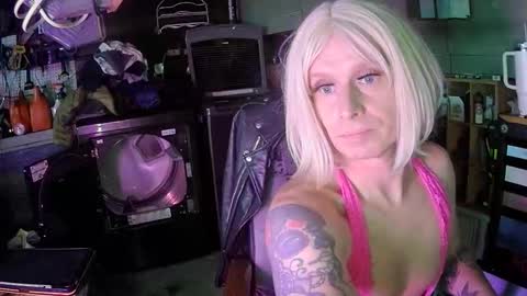 Snapshot of longbeachcd69 chatting on December 18, 11:33 pm longbeachcd69 online show from December 18, 11:33 pm