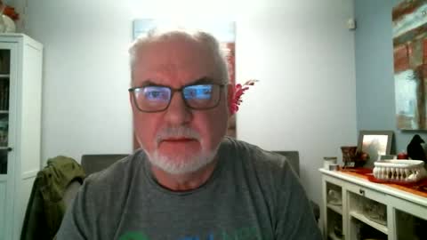 Snapshot of loop102 chatting on April 4, 7:11 pm loop102 online show from April 4, 7:11 pm