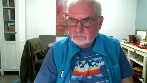 Snapshot of loop102 chatting on April 11, 2:38 am loop102 online show from April 11, 2:38 am