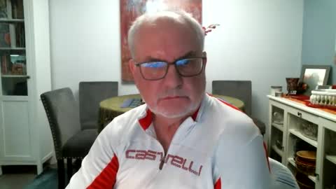 Snapshot of loop102 chatting on April 22, 1:30 am loop102 online show from April 22, 1:30 am