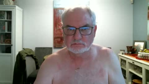 Snapshot of loop102 chatting on May 6, 3:24 am loop102 online show from May 6, 3:24 am