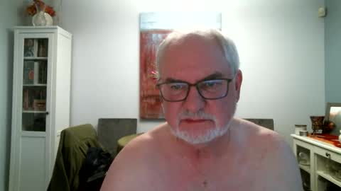 Snapshot of loop102 chatting on May 8, 2:28 am loop102 online show from May 8, 2:28 am