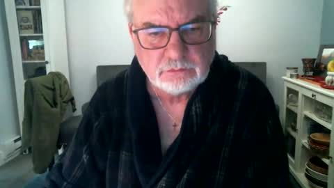 Snapshot of loop102 chatting on May 18, 1:28 pm loop102 online show from May 18, 1:28 pm