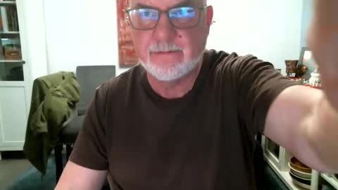 Snapshot of loop102 chatting on June 6, 5:01 am loop102 online show from June 6, 5:01 am
