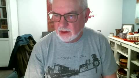 Snapshot of loop102 chatting on July 18, 3:16 pm loop102 online show from July 18, 3:16 pm