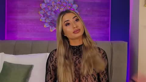 Lora online show from April 16, 7:25 pm