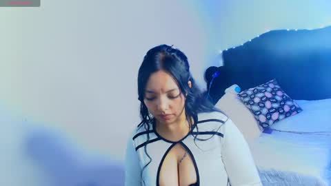 Snapshot of loren_44tits chatting on May 19, 10:05 pm Loren online show from May 19, 10:05 pm