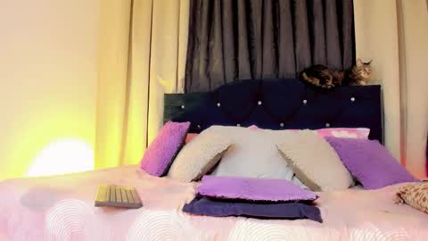 lesly lorena online show from December 5, 4:21 am