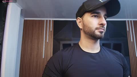  L O R E N Z O  Thumbs Up help  online show from April 10, 11:15 am