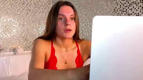 Chloe for Fan BlackHole online show from October 5, 6:50 pm