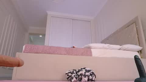 Snapshot of lori_leen chatting on September 10, 6:57 am Leyla online show from September 10, 6:57 am