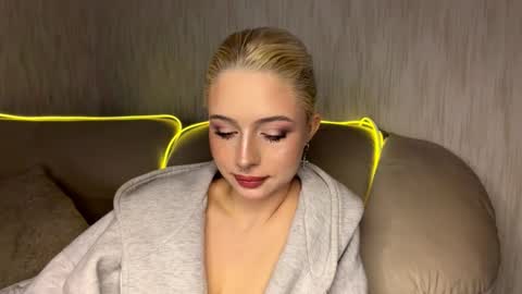 Isabel online show from November 26, 7:31 am