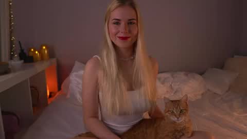 Lorrie online show from May 22, 9:26 am