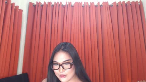 Snapshot of louisse_moone chatting on April 9, 4:45 am Louisse online show from April 9, 4:45 am
