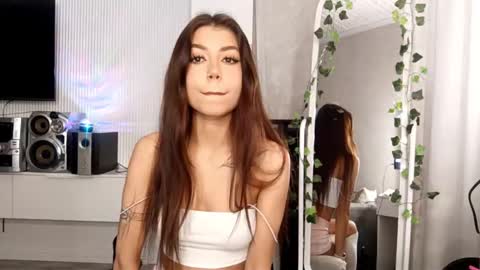 Snapshot of lovekellan chatting on February 17, 11:18 am Flora online show from February 17, 11:18 am