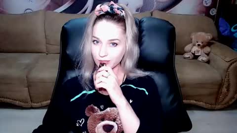 Snapshot of lovellymalina chatting on December 3, 12:27 pm private open online show from December 3, 12:27 pm