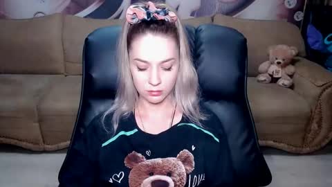 Snapshot of lovellymalina chatting on December 3, 3:33 pm private open online show from December 3, 3:33 pm