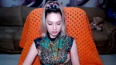 Snapshot of lovellymalina chatting on December 22, 12:16 pm private open online show from December 22, 12:16 pm
