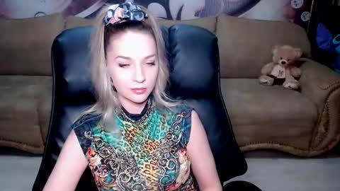 Snapshot of lovellymalina chatting on January 18, 4:42 pm private open online show from January 18, 4:42 pm
