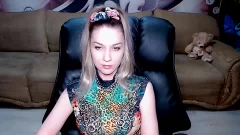 Snapshot of lovellymalina chatting on March 11, 4:18 pm private open online show from March 11, 4:18 pm