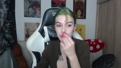 Snapshot of lovely_cass chatting on December 18, 10:35 pm Cassie online show from December 18, 10:35 pm