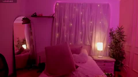 Snapshot of lovely_emma18 chatting on July 7, 1:15 pm Emma online show from July 7, 1:15 pm