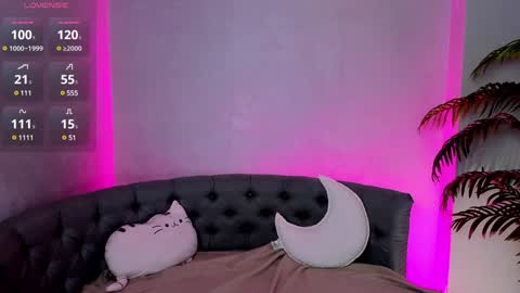 Snapshot of lovely_poppy chatting on December 19, 1:50 am Lolly online show from December 19, 1:50 am