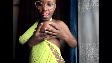 Snapshot of lovely_princes1 chatting on February 6, 4:21 pm I am witty online show from February 6, 4:21 pm