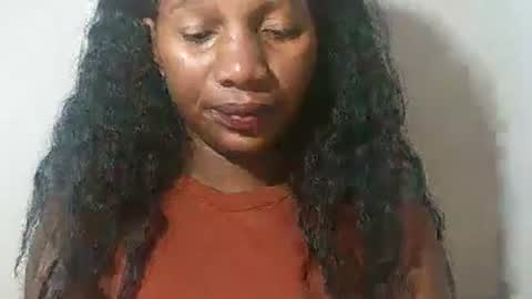 lovelylarra online show from February 28, 10:00 pm