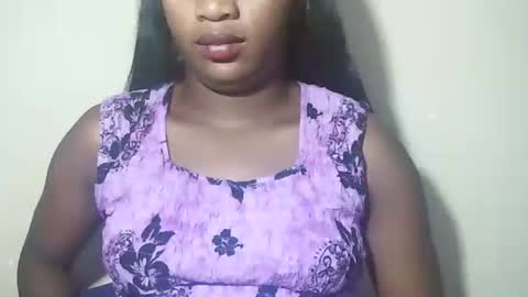 lovelylarra online show from April 12, 8:47 pm