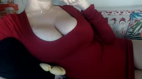 Snapshot of lovelywoman22 chatting on December 20, 6:40 am lovelywoman22 online show from December 20, 6:40 am