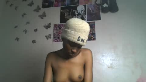 Snapshot of lovers_oncam chatting on June 2, 1:13 pm RedJoy online show from June 2, 1:13 pm