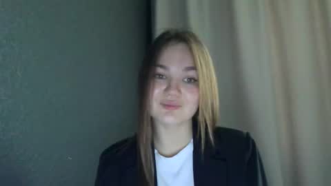 Snapshot of loviesimone chatting on October 9, 8:12 am loviesimone online show from October 9, 8:12 am