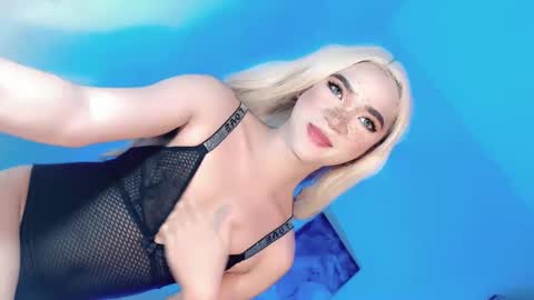 Snapshot of lovingmonaru969 chatting on December 23, 7:06 am Lovingmonaru969 online show from December 23, 7:06 am