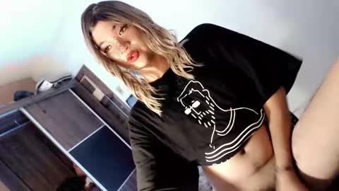 Snapshot of lovingmonaru969 chatting on October 11, 12:47 pm Lovingmonaru969 online show from October 11, 12:47 pm