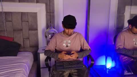 Snapshot of lucasthomson_ chatting on June 24, 3:49 am lucasthomson_ online show from June 24, 3:49 am