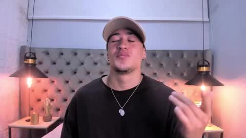 Snapshot of luccagrey chatting on November 7, 2:28 pm luccagrey online show from November 7, 2:28 pm