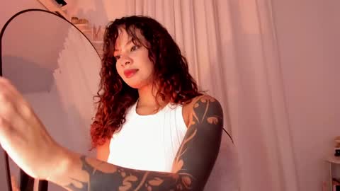 Snapshot of lucia_lee_ chatting on January 9, 2:01 am Lucia online show from January 9, 2:01 am