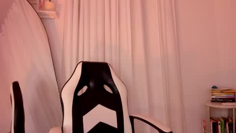 Snapshot of lucia_lee_ chatting on January 11, 7:05 pm Lucia online show from January 11, 7:05 pm