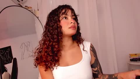 Snapshot of lucia_lee_ chatting on January 19, 5:39 pm Lucia online show from January 19, 5:39 pm