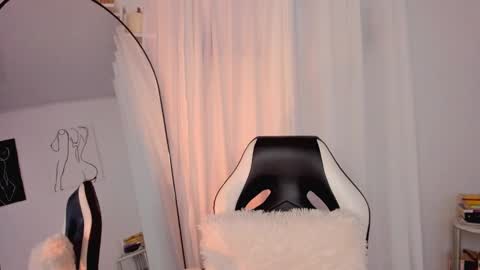 Snapshot of lucia_lee_ chatting on January 19, 8:41 pm Lucia online show from January 19, 8:41 pm