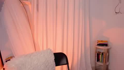 Snapshot of lucia_lee_ chatting on February 1, 9:51 pm Lucia online show from February 1, 9:51 pm