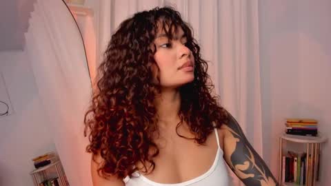 Snapshot of lucia_lee_ chatting on February 5, 10:33 pm Lucia online show from February 5, 10:33 pm