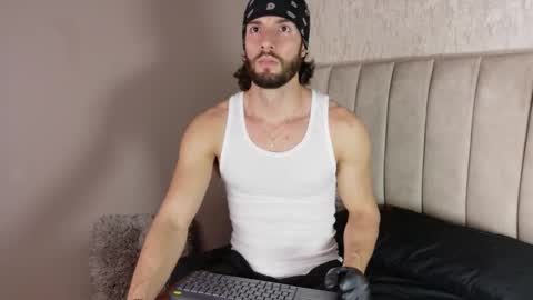 Snapshot of luciano_ferrer chatting on September 28, 9:53 pm Luciano online show from September 28, 9:53 pm