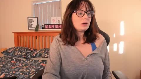 Snapshot of luciewintersuk chatting on January 2, 12:13 pm Lucie Winters online show from January 2, 12:13 pm