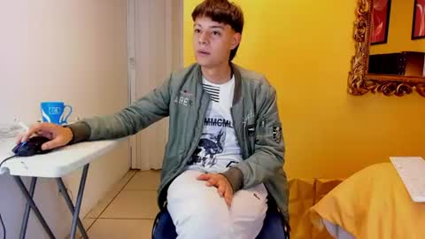 Snapshot of luckk_ chatting on July 6, 1:57 am luckk_ online show from July 6, 1:57 am