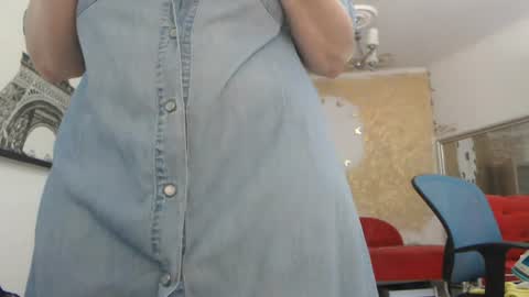 Snapshot of luckyanabella chatting on July 4, 10:21 am Ana online show from July 4, 10:21 am